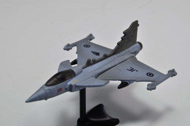 Photos: フルタ_チョコエッグ 世界の戦闘機 第1弾 サーブJAS38グリベン_001