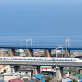 東海道新幹線と青い海