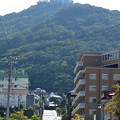 函館山の麓を行く