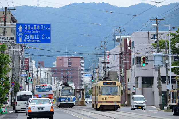 山が迫る