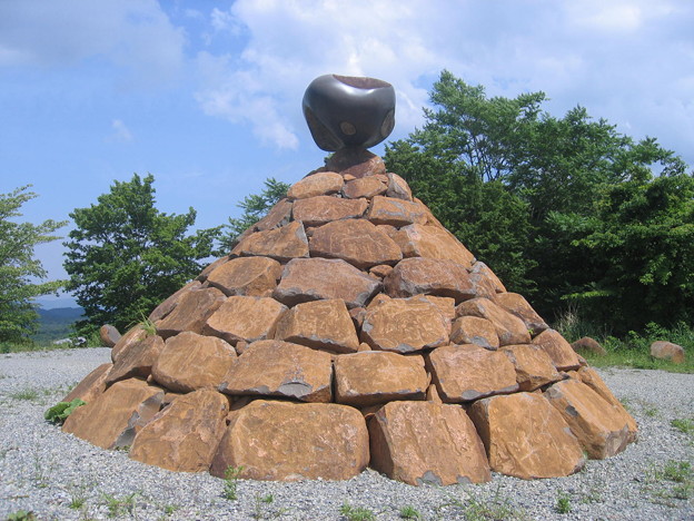 山中のピラミッド