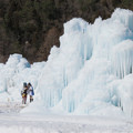 Photos: 氷の山とコスプレレディー。