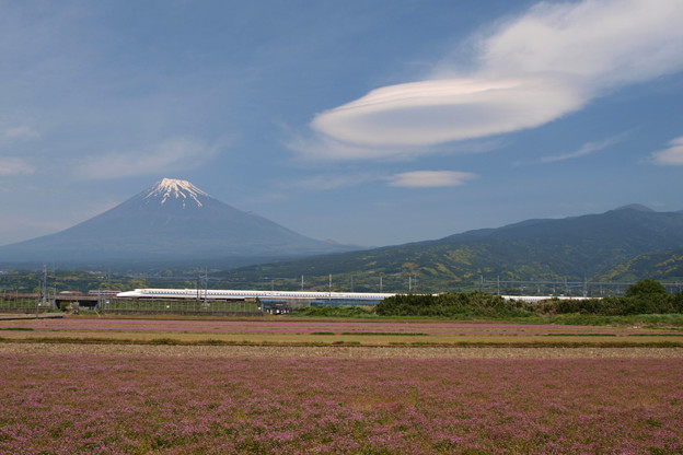 ＵＦＯ雲とレンゲ草。