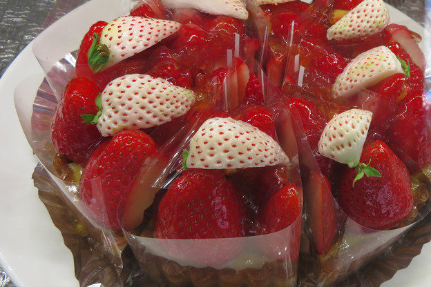 イチゴたっぷりタルトケーキ