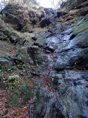 右からわずかに水量のある滝 15m