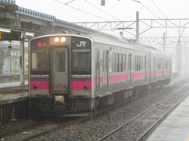 大雨の影響で一時運転を見合わせていた奥羽本線普通列車秋田行き