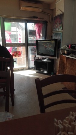 ひとみ食堂の店内は競輪をテレビで放映