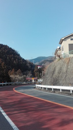 見上げると小仏トンネル前の中央フリーウェイ