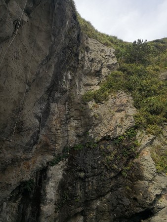江の島 岩屋洞窟の途中の崖 隆起の地層