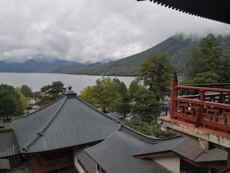 中禅寺湖を望む