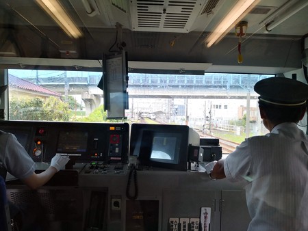 北千住の駅近くの運転席