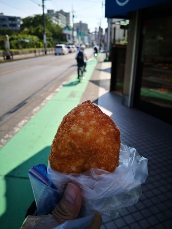 逆走自転車にカレーパン