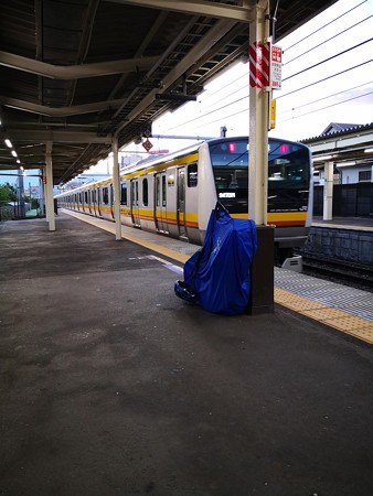 石和温泉駅に南武線車両 なぜに。