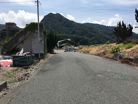 ショップから県道に向かって歩いていきます