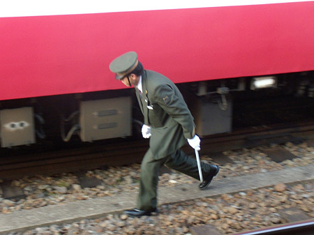 出庫点検中の乗務員