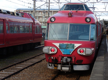 布袋駅1番線に入った7043Fと留置線の7041F