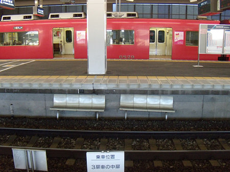 2番線ホーム下に置かれたベンチ