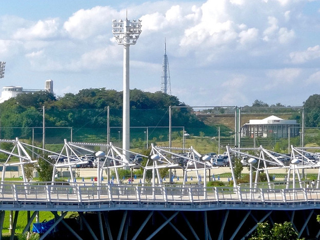 愛・地球博記念公園:グローバルループ越しに見た、瀬戸デジタルタワー - 3