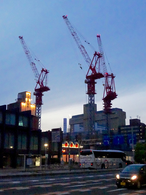 新しい建物を建設中の御園座(夜) - 2