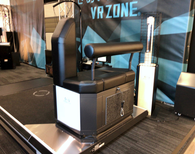 VR ZONEエアポートウォーク No - 12:ガンダムの手の平の上体験用の器具