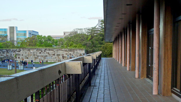 名古屋城天守閣が見える愛知県体育館2階