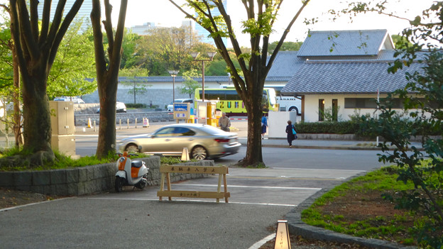 金シャチ横丁「義直ゾーン」 - 36:駐車場との間にある道路