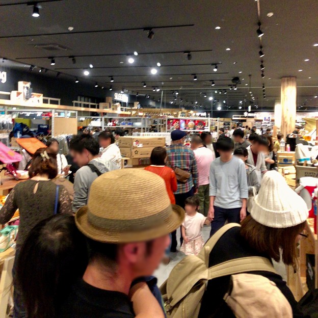アルペンアウトドアーズ春日井店:オープン直後のGWの日曜日と言うことで、人で溢れていた店内 - 4