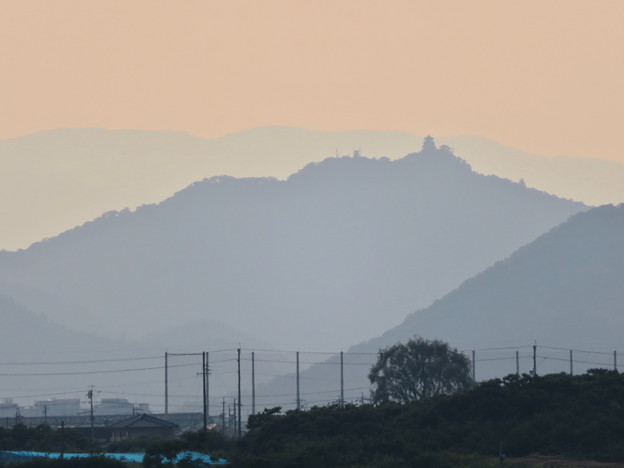 犬山丸の内緑地から見えた金華山と岐阜城 - 1