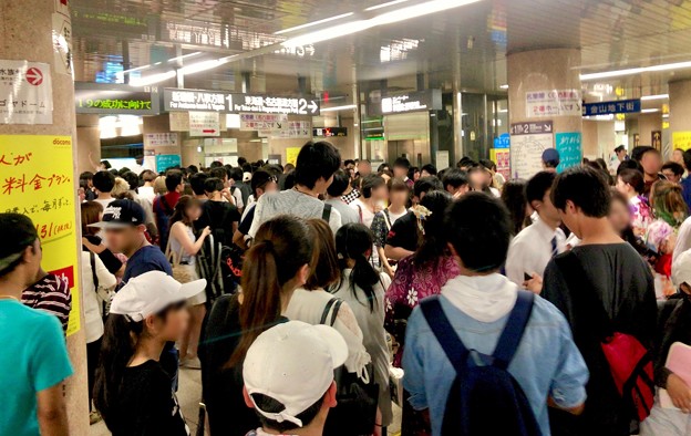 名古屋みなと祭の影響でものすごく混み合ってた地下鉄金山駅構内