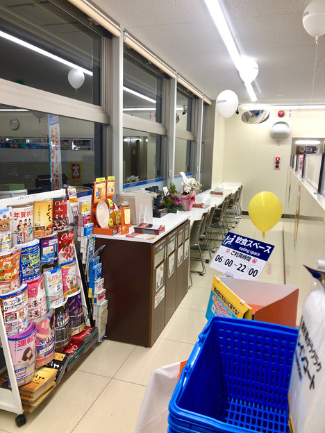 ローソン東野町5丁目店の新店舗に珍しい窓際のイートインスペース 1 写真共有サイト フォト蔵