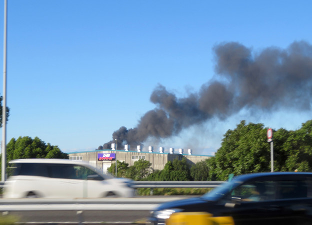 東名高速走行中の高速バスから撮影した国盛化学の火事 - 43