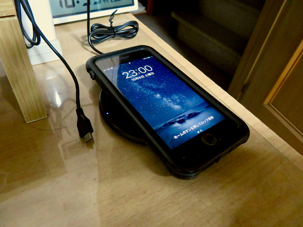 Photos: AnkerのQi充電器「PowerPort Wireless 5 Pad」 - 9：iPhone充電中