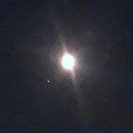 Photos: iPhone 8で撮った、並んで輝く月と火星 - 1