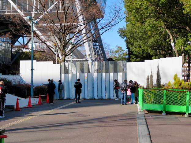 再整備工事中で封鎖されてた久屋大通公園（2019年1月27日） - 13：名古屋テレビ塔前でポケモンGoをしてる（？）人たち
