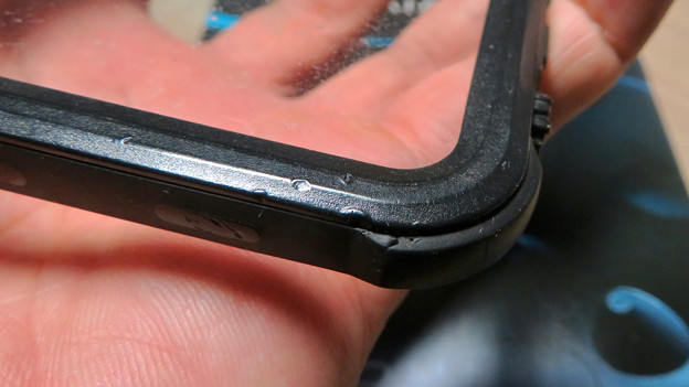 KYOKAのiPhone 7&8用の格安防水・耐衝撃ケース:1年半使って付いた細かい傷 - 12
