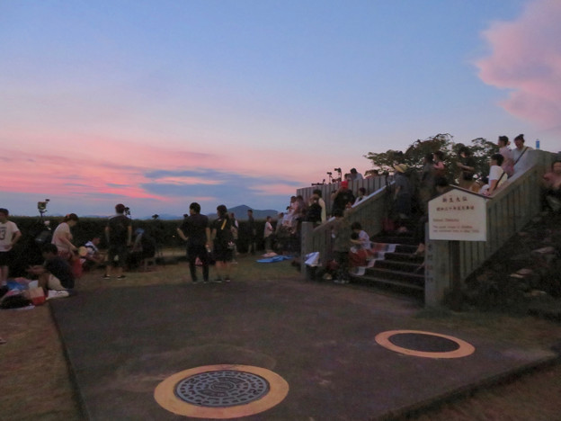 日本ライン夏まつり納涼花火大会の日の犬山成田山 - 13:花火の打ち上げを待ってる人たち