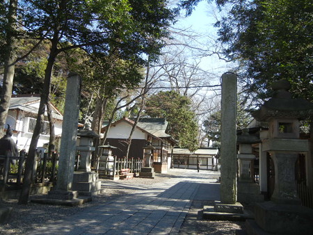鳥居はないが縦日本の柱がある