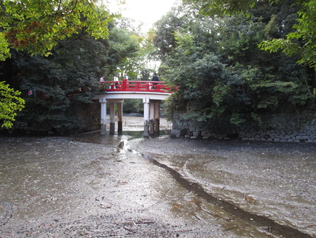 赤い橋の下には水はなし
