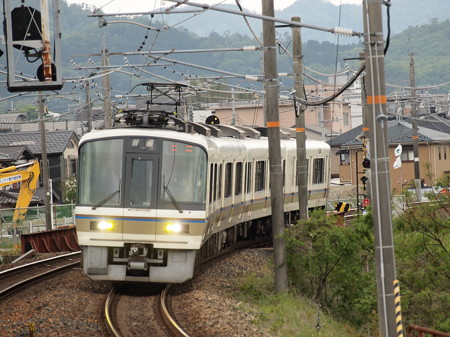 221系上り普通 山陰本線馬堀駅
