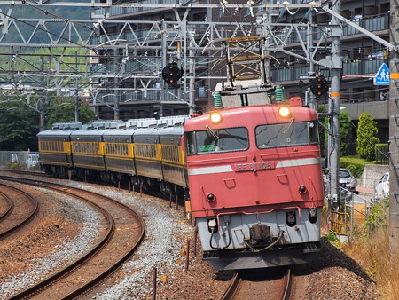 EF81 サロンカーなにわ サントリーカーブ