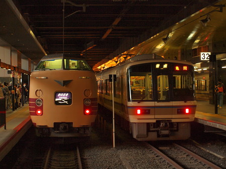 381系きのさきと221系普通 山陰本線京都駅02