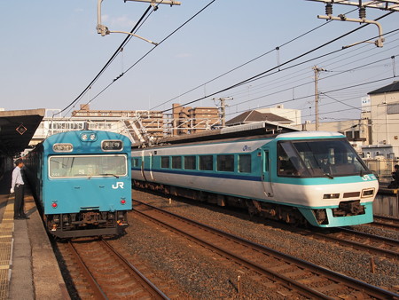 381系特急くろしおと103系普通 阪和線上野芝駅