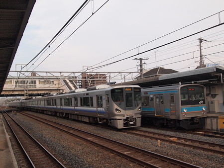 225系関空快速と205系普通 阪和線上野芝駅