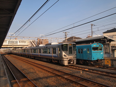 225系関空快速と103系普通 阪和線上野芝駅01