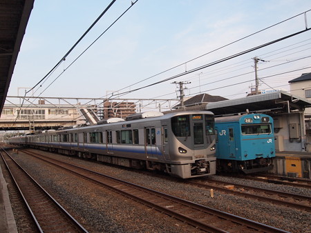 225系関空快速と103系普通 阪和線上野芝駅02