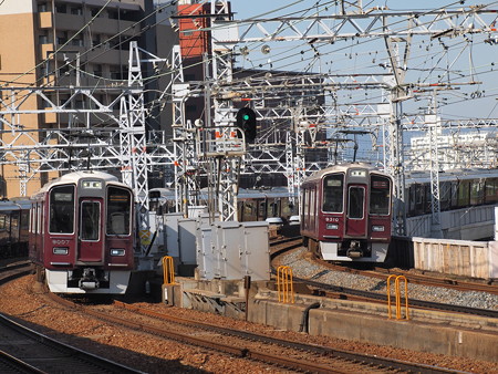 9000系と9300系の並び 阪急中津駅