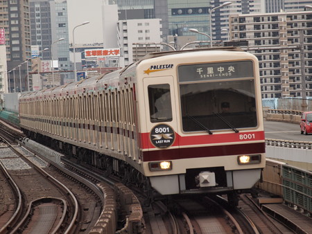 北大阪急行8000形 御堂筋線西中島南方駅03