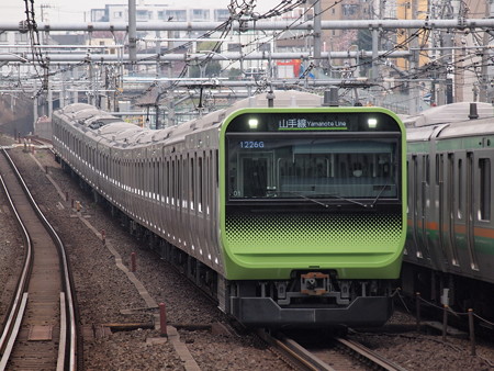E235系普通 山手線駒込駅 02