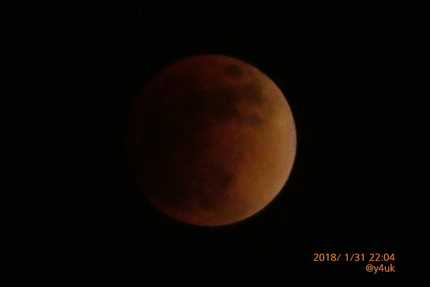 22:04 &quot;皆既月食&quot;入り暗い赤銅色に～Super Blue Blood Moon～シャッター優先1/5秒手持ち1500mm
