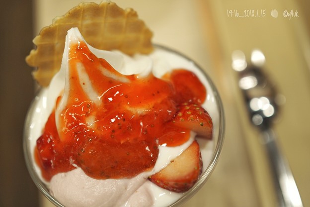 Photos: 19:16 Strawberry soft sweets OM-D nights 玉ボケスプーンでまいう～E-M10MarkII, 25mmF1.8(50mm)絞り優先